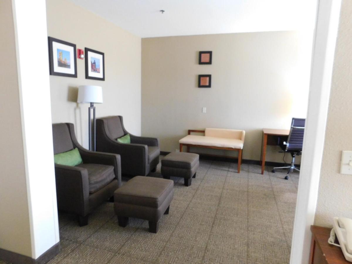 Comfort Inn & Suites Sacramento - University Area Exterior photo