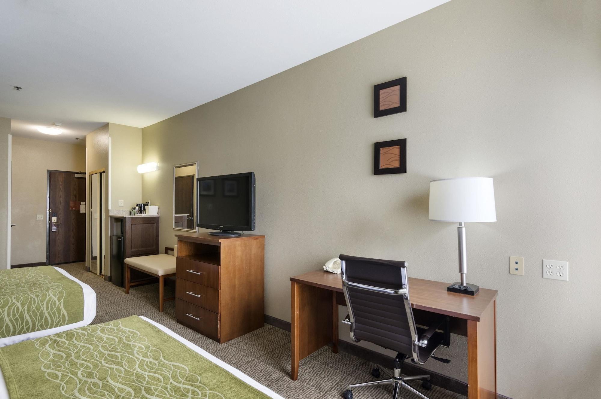 Comfort Inn & Suites Sacramento - University Area Exterior photo