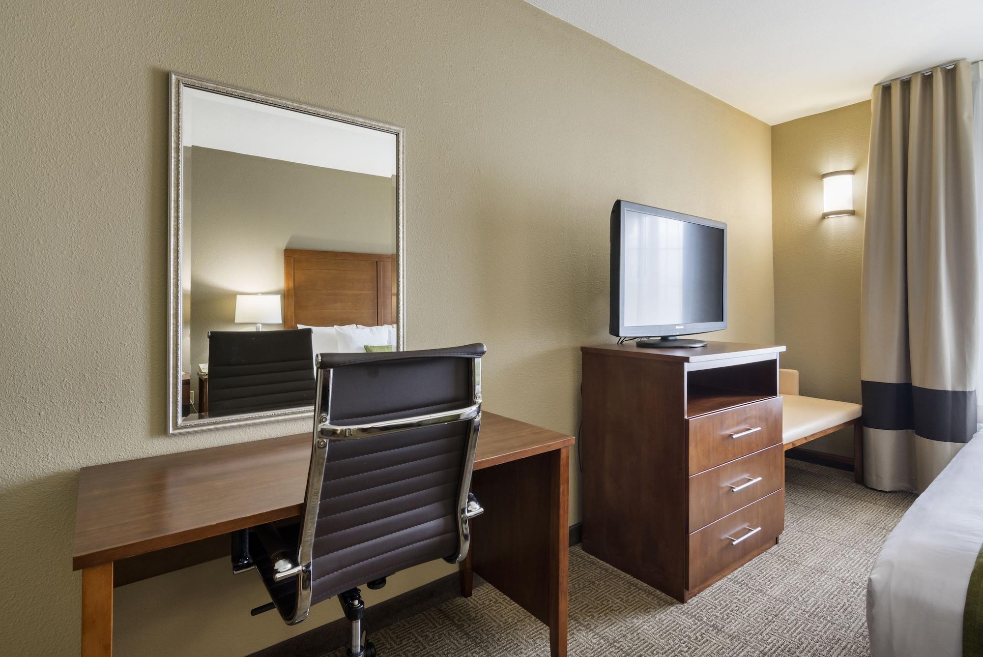 Comfort Inn & Suites Sacramento - University Area Exterior photo