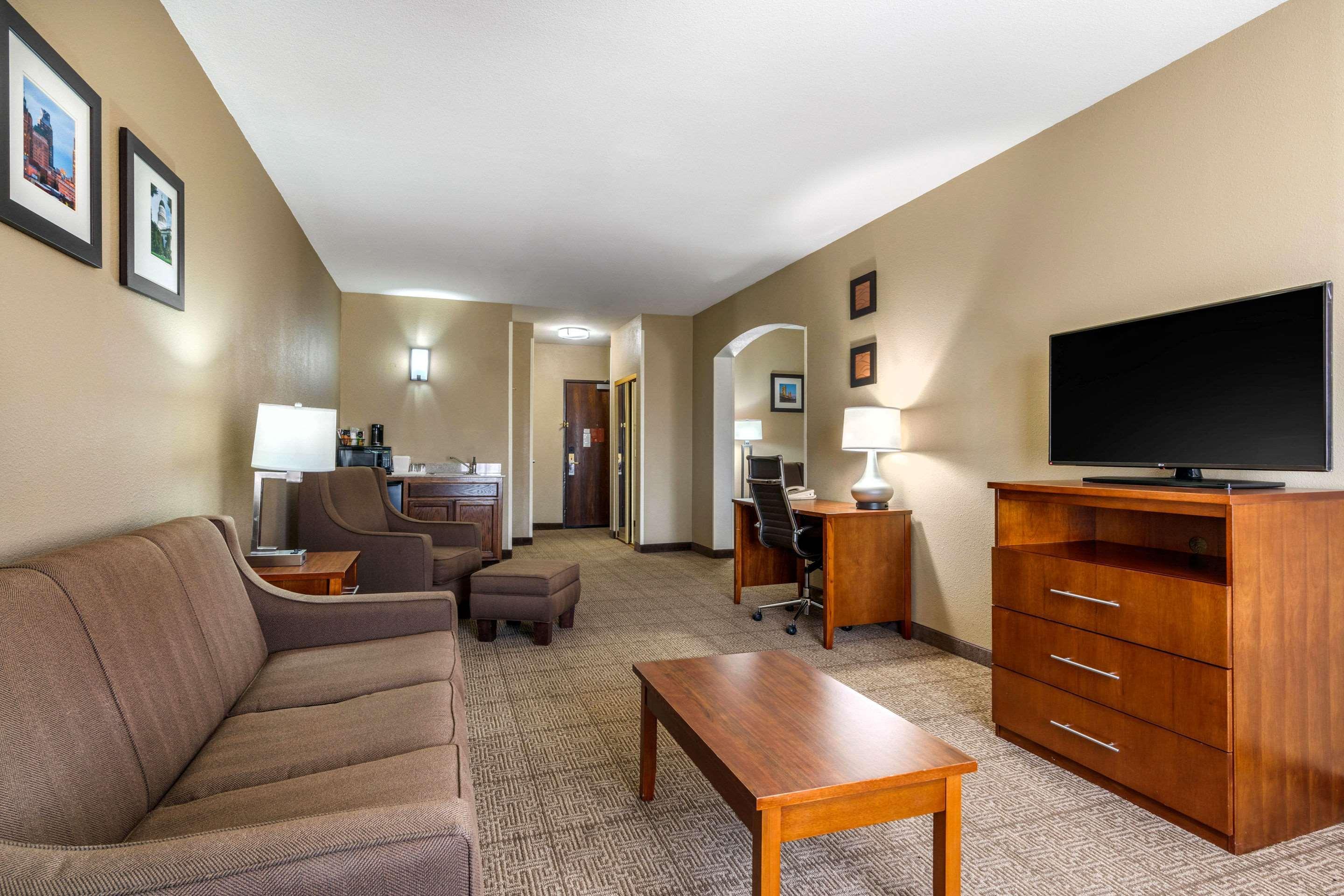 Comfort Inn & Suites Sacramento - University Area Exterior photo