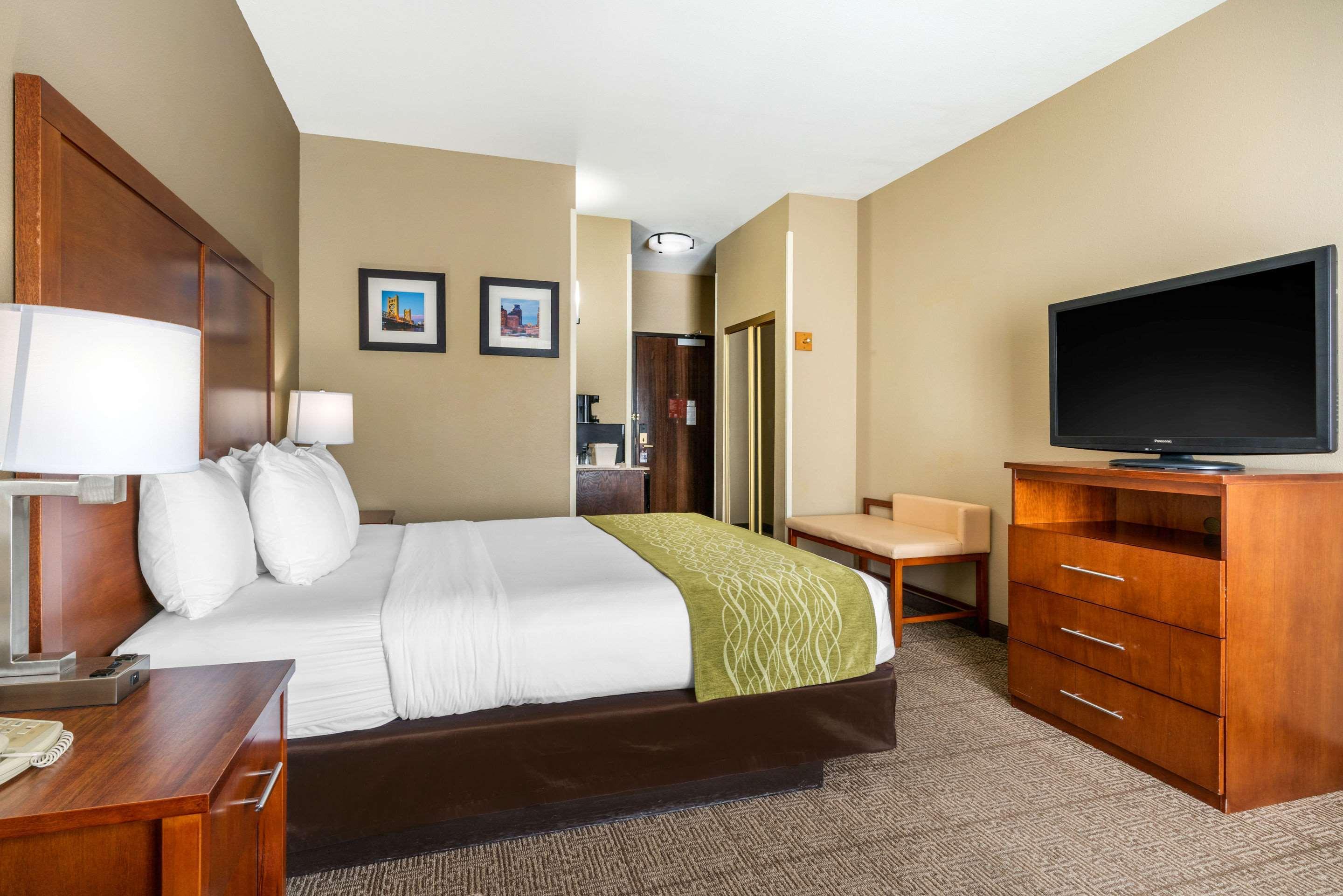Comfort Inn & Suites Sacramento - University Area Exterior photo