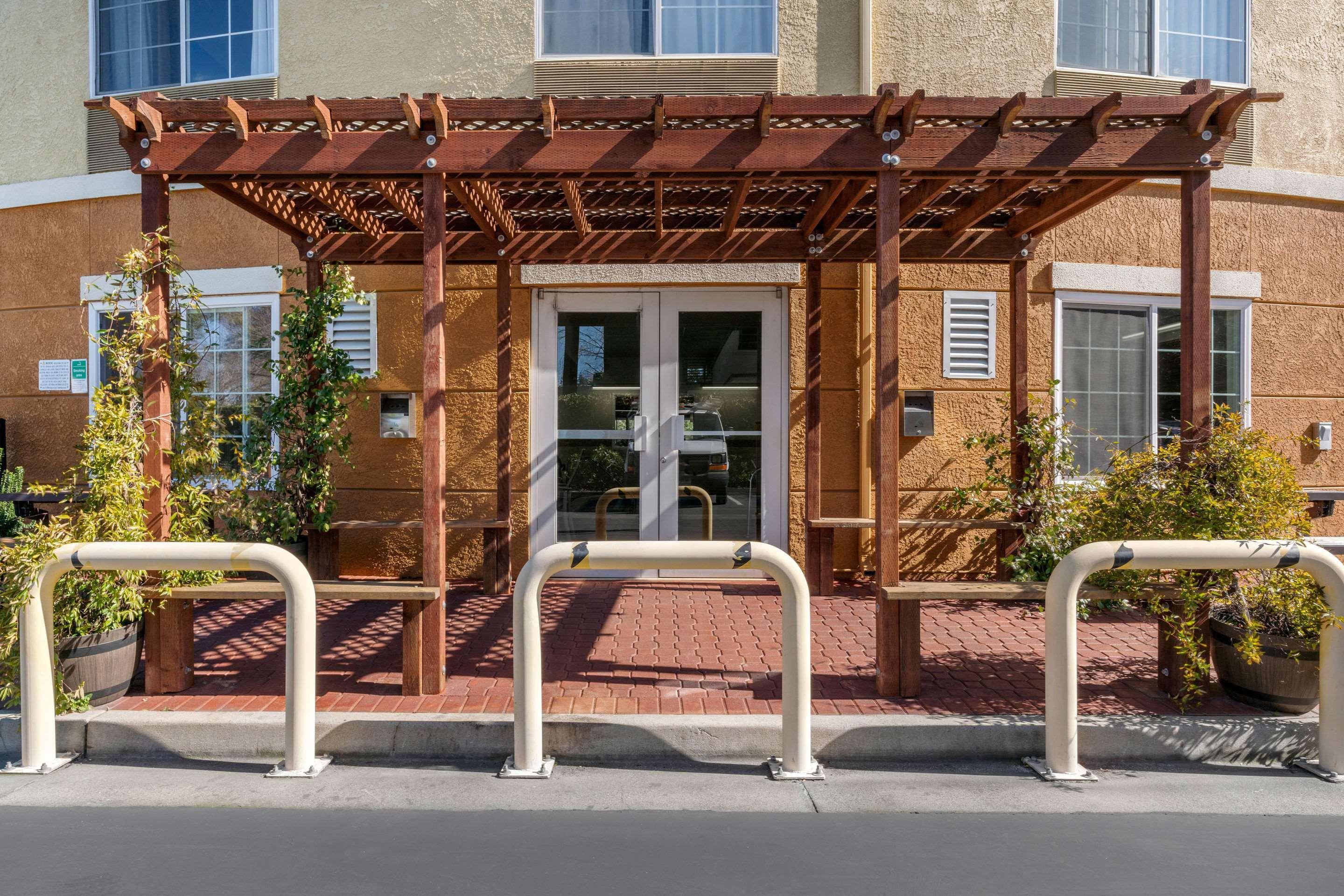 Comfort Inn & Suites Sacramento - University Area Exterior photo