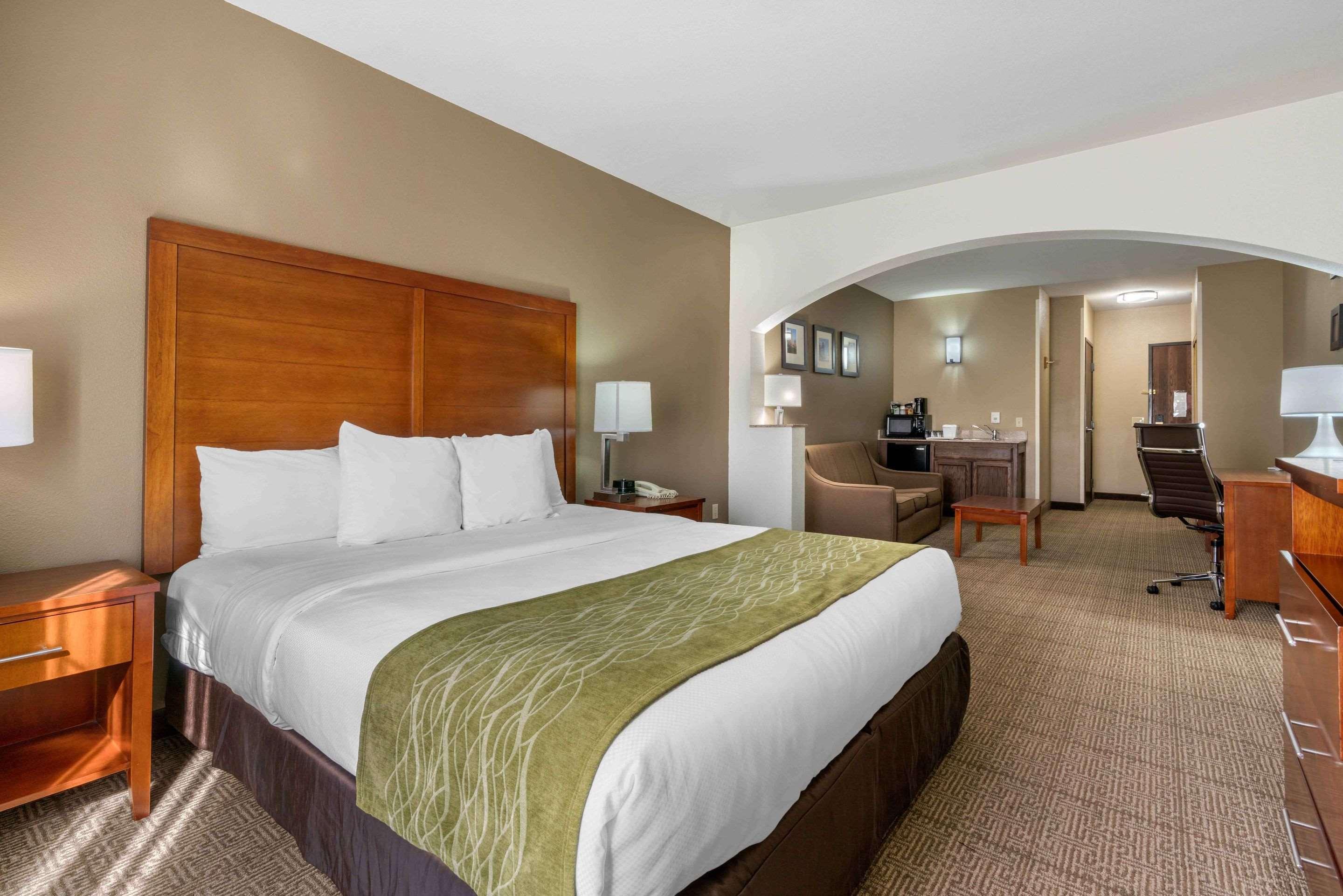 Comfort Inn & Suites Sacramento - University Area Exterior photo