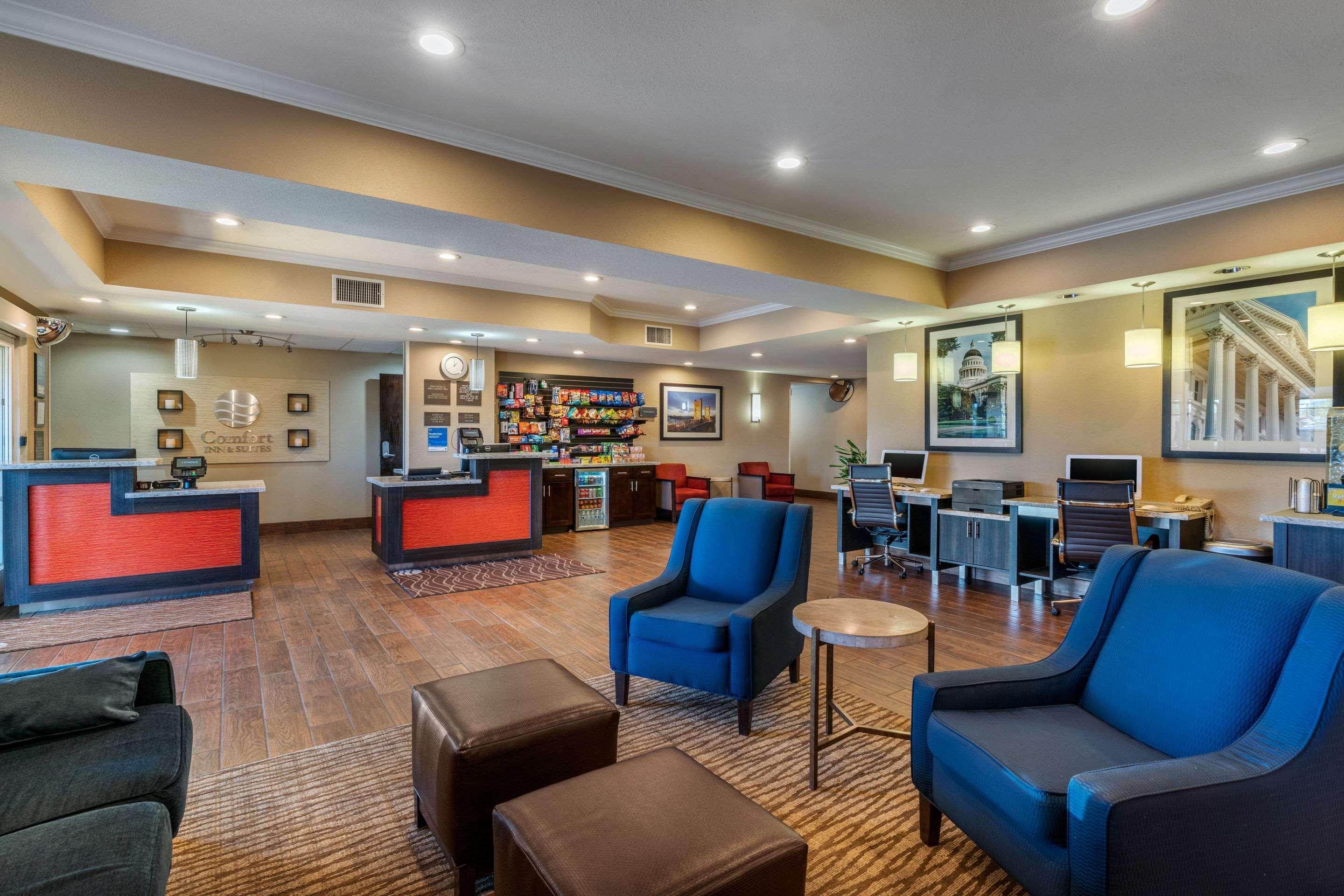 Comfort Inn & Suites Sacramento - University Area Exterior photo